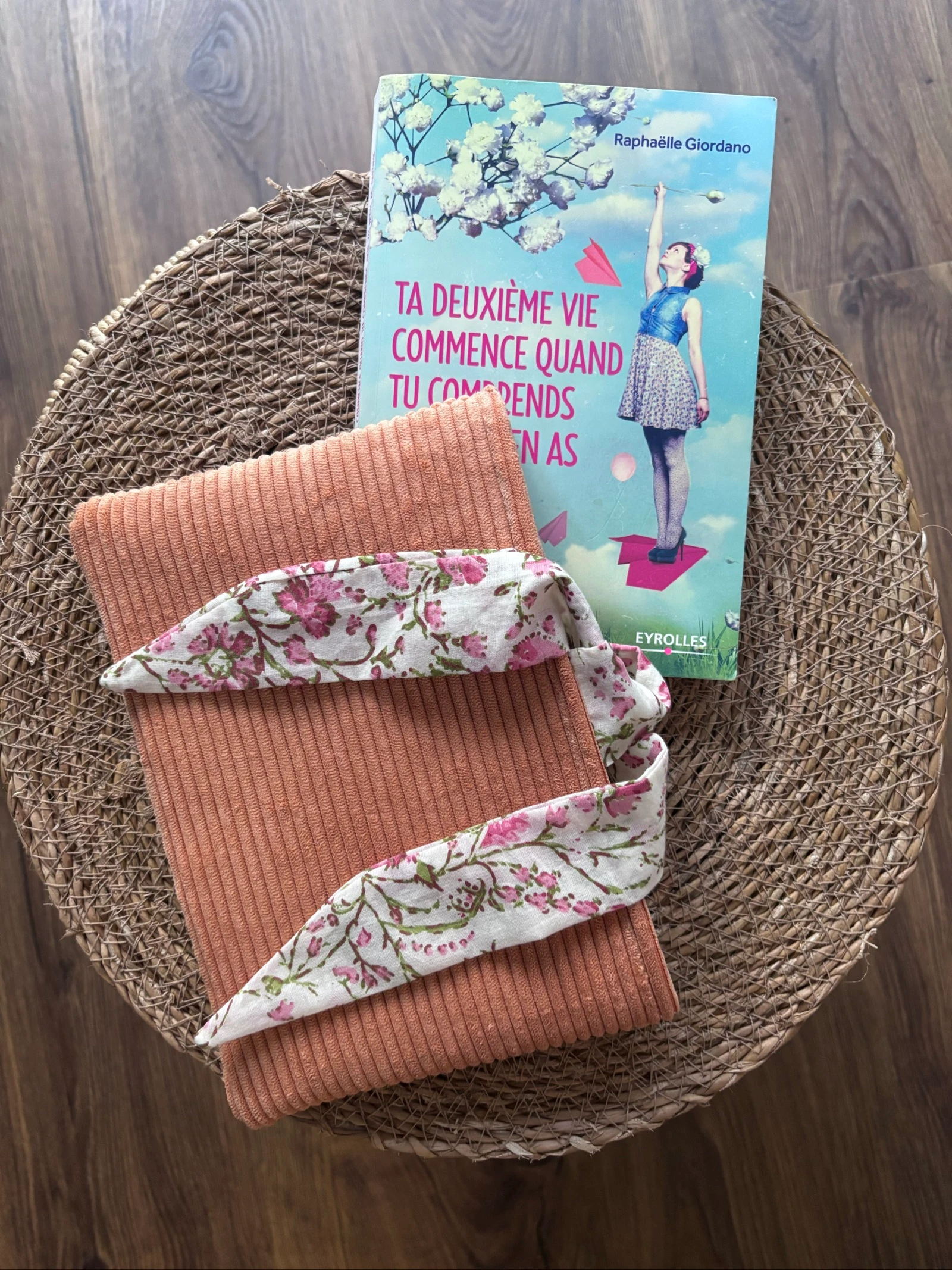 Handmade Apricot Ribbed Velvet Book Pouch – photo 12